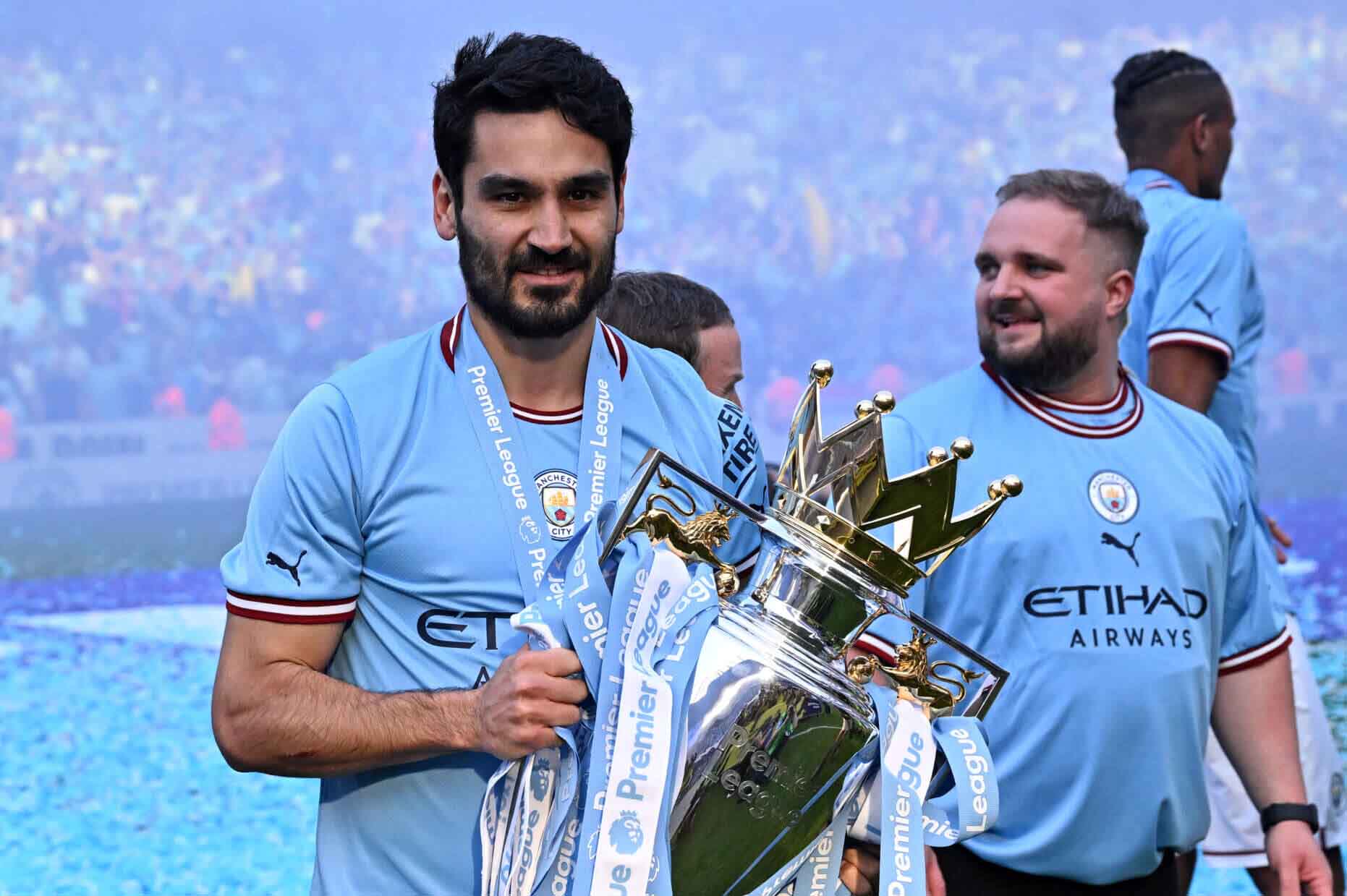 **Canh bạc của Pep Guardiola: Ilkay Gundogan - Sự trở lại đầy rủi ro hay bước đi chiến lược?***Ngày 23/08/2024, BongDa.com.vn* - Quyết định đưa Ilkay Gundogan trở lại Manchester City của HLV Pep Guardiola đã tạo ra nhiều luồng ý kiến trái chiều trong giới bóng đá. Với một cầu thủ đã bước qua tuổi 33, liệu đây có phải là bước đi đúng đắn, hay chỉ là một canh bạc mà Pep đặt ra trên bàn cờ chiến thuật của mình?

**Ilkay Gundogan và hành trình trở về Etihad**

Ilkay Gundogan không còn xa lạ gì với Manchester City. Cầu thủ người Đức đã có một sự nghiệp rực rỡ tại sân Etihad, trở thành một trong những tiền vệ quan trọng nhất trong đội hình của Pep Guardiola. Tuy nhiên, sau khi rời Manchester City để chuyển đến Barcelona vào mùa hè năm 2023, không ai ngờ rằng chỉ một năm sau đó, anh lại quay trở về mái nhà xưa.

Vào tháng 8 năm 2024, Gundogan chính thức ký hợp đồng một năm với Man City, kèm theo tùy chọn gia hạn thêm 12 tháng. Thương vụ này đã gây bất ngờ cho nhiều người, bởi việc chiêu mộ một cầu thủ đã 33 tuổi và từng rời đi không nằm trong thói quen mua sắm của Pep Guardiola. Động thái này đã khiến giới truyền thông và người hâm mộ đặt nhiều câu hỏi về mục đích thực sự của Pep.

**Lý do phía sau quyết định này**

Có nhiều yếu tố khiến Pep Guardiola quyết định đưa Gundogan trở lại. Đầu tiên, cần phải nhìn nhận vai trò quan trọng của Gundogan trong những thành công mà Manchester City đạt được trong những năm qua. Trong suốt 7 năm thi đấu cho đội chủ sân Etihad, Gundogan đã giúp đội bóng giành được 12 danh hiệu lớn, trong đó có 5 chức vô địch Premier League, 4 League Cup, 2 FA Cup và 1 Champions League.

Mùa giải 2022/23, mùa giải cuối cùng trước khi rời Manchester, là một trong những mùa giải đỉnh cao của Gundogan, khi anh góp công lớn giúp Man City hoàn tất cú ăn ba lịch sử. Chính những thành tích này khiến Pep nhận ra rằng Gundogan vẫn còn giá trị và có thể đóng góp cho đội bóng, dù anh đã ở bên kia sườn dốc sự nghiệp.

**Một ngôi nhà thứ hai tại Manchester**

Trong buổi ra mắt trở lại tại Etihad, Gundogan đã chia sẻ về cảm giác trở về "ngôi nhà thứ hai" của mình. "Khi rời xa nơi này một năm, tôi nhận ra mình đã đánh mất những gì quý giá," anh nói. "Tôi đã có khoảng thời gian tuyệt vời ở đây và câu lạc bộ này lớn đến mức nào. Manchester thực sự là nơi tôi cảm thấy như đang ở nhà."

Gundogan còn nhấn mạnh về tình cảm của mình với thành phố Manchester, nơi anh đã gắn bó trong nhiều năm. Anh kể lại rằng, khi biết tin mình có thể quay lại, rất nhiều bạn bè tại Manchester đã nhắn tin hỏi thăm và chào đón anh trở về. Điều này càng khẳng định rằng, đối với Gundogan, Manchester không chỉ là nơi thi đấu mà còn là ngôi nhà thân thuộc, nơi anh có thể yên tâm tiếp tục sự nghiệp của mình.

**Sự ảnh hưởng từ tình hình tài chính của Barcelona**

Khó khăn tài chính của Barcelona chính là một trong những lý do giúp Manchester City dễ dàng chiêu mộ lại Gundogan. Sau khi gia nhập Barcelona vào mùa hè 2023, Gundogan đã có một mùa giải không như mong đợi tại Camp Nou. Sự bất ổn trong ban lãnh đạo và những khó khăn về tài chính đã khiến đội bóng xứ Catalan buộc phải thanh lý một số cầu thủ nhằm giảm tải áp lực tài chính, và Gundogan là một trong số đó.

Việc trở lại Manchester City dưới dạng chuyển nhượng tự do giúp CLB không phải chi ra khoản phí chuyển nhượng lớn, chỉ cần lo liệu mức lương cho Gundogan. Đây là một thương vụ có lợi cho cả hai bên, đặc biệt là với Man City khi họ không phải bỏ ra quá nhiều chi phí để sở hữu một cầu thủ chất lượng, dẫu rằng đã ngoài 30 tuổi.

**Canh bạc tuổi tác: Liệu Gundogan có đáp ứng được kỳ vọng?**

Dù vậy, không phải ai cũng lạc quan về sự trở lại của Gundogan. Emmanuel Petit, cựu cầu thủ Arsenal, đã bày tỏ sự hoài nghi về quyết định này của Pep Guardiola. Petit cho rằng việc đưa Gundogan trở lại là một canh bạc lớn, đặc biệt khi anh đã 33 tuổi. "Tôi không hiểu tại sao Ilkay Gundogan lại rời Barcelona để trở lại Man City. Dù họ là đội bóng hàng đầu châu Âu, nhưng Pep Guardiola hiếm khi mua lại những cầu thủ mà ông đã để ra đi," Petit nói.

Petit cũng nhấn mạnh rằng, với tuổi tác hiện tại của Gundogan, việc duy trì phong độ cao và tránh chấn thương sẽ là một thách thức không nhỏ. "Gundogan hiện tại đã lớn tuổi và trở thành một canh bạc đối với bất kỳ câu lạc bộ Premier League nào, đặc biệt là Manchester City," ông nói thêm.

Thực tế là Premier League nổi tiếng với sự khốc liệt và đòi hỏi cao về thể lực. Đối với một cầu thủ sẽ bước sang tuổi 34 vào tháng 10 năm nay, việc duy trì phong độ ổn định và đóng góp đáng kể cho đội bóng là điều không hề dễ dàng. Dù Cristiano Ronaldo đã từng chứng minh rằng tuổi tác không làm giảm sút khả năng ghi bàn khi anh trở lại Anh, nhưng với vị trí tiền vệ như Gundogan, việc duy trì phong độ và tránh chấn thương là một bài toán khó.

**Chiến lược hay cảm tính?**

Câu hỏi đặt ra là: liệu quyết định đưa Gundogan trở lại của Pep Guardiola là một chiến lược thông minh hay chỉ là sự cảm tính? Với một HLV tài ba như Pep, không có điều gì là ngẫu nhiên. Pep luôn nổi tiếng với khả năng đọc trận đấu và xây dựng đội hình linh hoạt. Việc chiêu mộ lại Gundogan có thể được xem như một bước đi chiến lược nhằm tăng cường chiều sâu cho đội hình, đặc biệt khi Man City đang hướng tới việc duy trì sự thống trị tại Premier League và tiếp tục chinh phục đấu trường châu Âu.

Tuy nhiên, không thể phủ nhận rằng, sự trở lại của Gundogan cũng đặt ra những áp lực không nhỏ. Anh sẽ phải đối mặt với những kỳ vọng lớn từ người hâm mộ, cũng như chứng minh rằng mình vẫn còn đủ khả năng đóng góp cho đội bóng, bất chấp tuổi tác.

**Kết luận: Một bước đi đúng đắn hay một canh bạc mạo hiểm?**

Sự trở lại của Ilkay Gundogan tại Manchester City là một câu chuyện đầy cảm xúc, nhưng cũng chứa đựng nhiều rủi ro. Dù anh từng là trụ cột của đội bóng và có mối quan hệ tốt đẹp với Pep Guardiola, nhưng việc duy trì phong độ cao ở tuổi 33 tại một giải đấu khắc nghiệt như Premier League không phải là điều dễ dàng.

Pep Guardiola đã đặt cược vào kinh nghiệm và tài năng của Gundogan, hy vọng rằng anh có thể mang lại sự ổn định và bản lĩnh trong những trận đấu quan trọng. Tuy nhiên, chỉ có thời gian mới có thể trả lời liệu canh bạc này của Pep có thành công hay không. Dù thế nào đi nữa, mọi ánh mắt sẽ dồn về sân Etihad để theo dõi từng bước đi của Gundogan trong lần trở lại này. Liệu anh sẽ tỏa sáng như đã từng, hay sẽ là một trong những quyết định gây tranh cãi nhất của mùa giải? Câu trả lời sẽ sớm được tiết lộ trong những trận đấu sắp tới.
