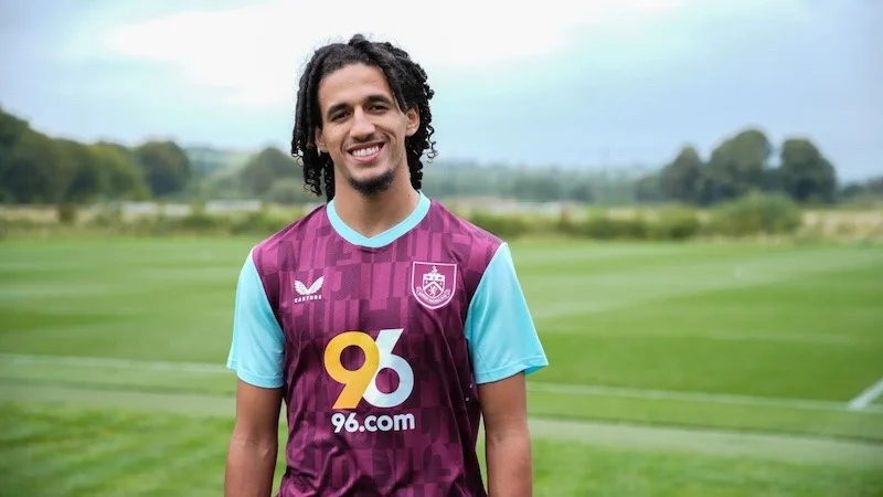 Hannibal Mejbri chính thức rời Man Udt chuyển sang Burnley.