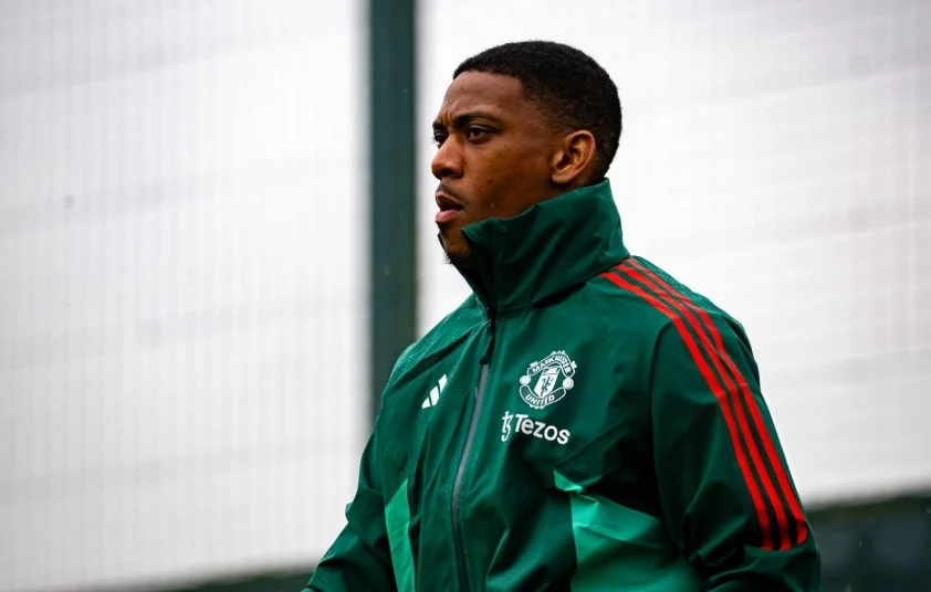 AEK Athens tiếp cận Martial. Ảnh: Getty